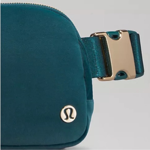 Lululemon Everywhere Belt Bag 1L Velour Jasper Geeen / Gold - Picture 6 of 7